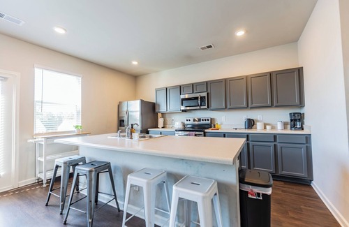 Riverdale Casa | Furnished spacious & modern 3BD/2.5BA- 10 min to airport!