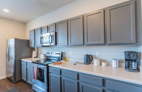 Riverdale Casa | Furnished spacious & modern 3BD/2.5BA- 10 min to airport!