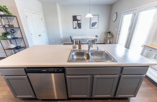 Riverdale Casa | Furnished spacious & modern 3BD/2.5BA- 10 min to airport!