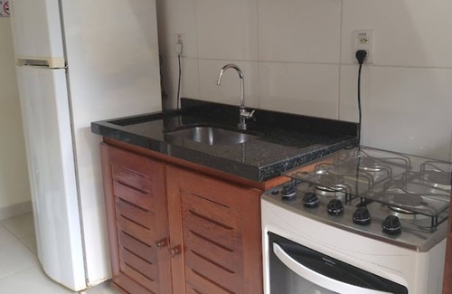 Caraguatatuba Apartamento | Cocina con piscina, patio, barbacoa, cerca de Playa Martim de Sá-