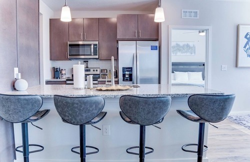 Deerwood Apartamento | Fusion 1406 · Top floor modern getaway w/resort amenities!