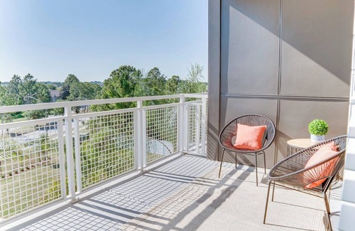 Deerwood Apartamento | Fusion 1406 · Top floor modern getaway w/resort amenities!