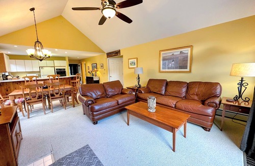 Bretton Woods Casa | FV36: SOLO LISTO! Soleado y acogedor Fairway Village Townhome justo en el campo de golf. Traslado gratuito a esquí, spa, actividades. Cerca de Santa's Village, Storyland y cientos de atracciones de White Mountains.