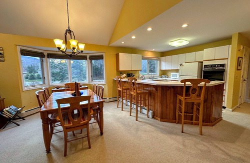 Bretton Woods Casa | FV36: SOLO LISTO! Soleado y acogedor Fairway Village Townhome justo en el campo de golf. Traslado gratuito a esquí, spa, actividades. Cerca de Santa's Village, Storyland y cientos de atracciones de White Mountains.