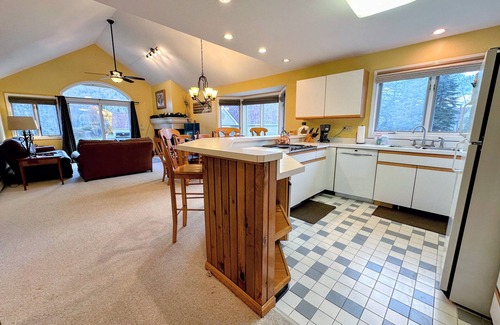 Bretton Woods Casa | FV36: SOLO LISTO! Soleado y acogedor Fairway Village Townhome justo en el campo de golf. Traslado gratuito a esquí, spa, actividades. Cerca de Santa's Village, Storyland y cientos de atracciones de White Mountains.