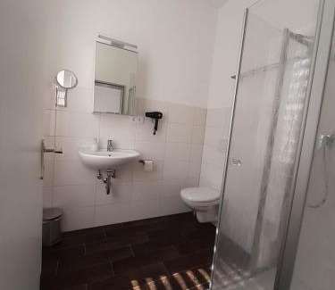 Schleswig Apartamento | Gästehaus bed & kitchen