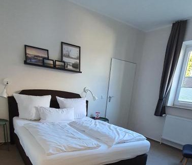 Schleswig Apartamento | Gästehaus bed & kitchen