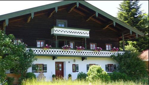 Kreuzfeld Apartamento | Gästehaus Gschwendtner - Chiemgau Karte