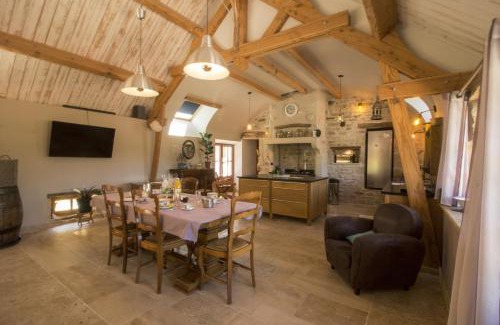 Antully Casa | Gîte 2 La grange des hirondelles 3 lits doubles 6 adultes situé entre Bourgogne MORVAN et Vignoble Maison entière labellisée à Gîte de France sous 71 G 2005 labellisé 3 épis - Loft grand volume dans corps de ferme rénovée ANTULLY chez MAYMARD Yannick