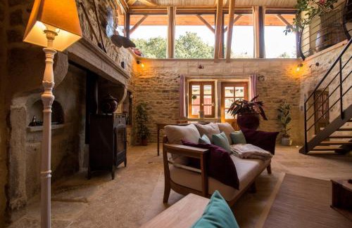 Antully Casa | Gîte 2 La grange des hirondelles 3 lits doubles 6 adultes situé entre Bourgogne MORVAN et Vignoble Maison entière labellisée à Gîte de France sous 71 G 2005 labellisé 3 épis - Loft grand volume dans corps de ferme rénovée ANTULLY chez MAYMARD Yannick