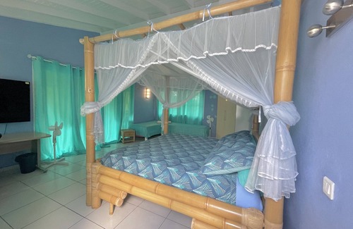 Le Gosier Cama Y Desayuno | Gîte 50 m² Tous Confort Avec Terrasse Privée Équipée et Accet à la Piscine