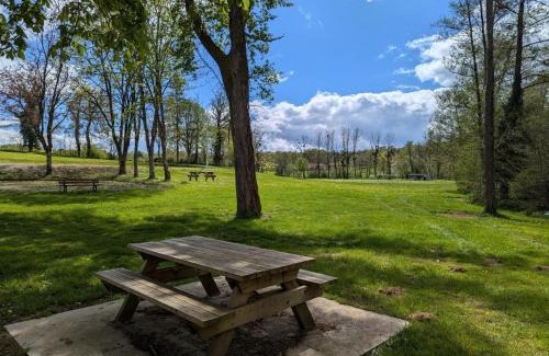 Saint-Maurice-des-Lions Casa | Gîte au Moulin: confort moderne avec terrasse et WIFI - FR-1-653-271