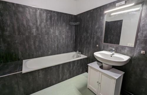 Isches Casa | Gîte Authentique à Isches avec Cheminée, Terrain Clos, Proche Thermes et Activités Culturelles - FR-1-589-116