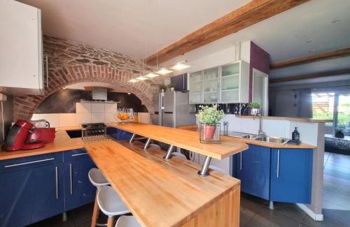 Tartaras Casa | Gîte authentique avec terrasse et tout confort, entre Monts du Lyonnais et bassin Stéphanois - FR-1-496-299