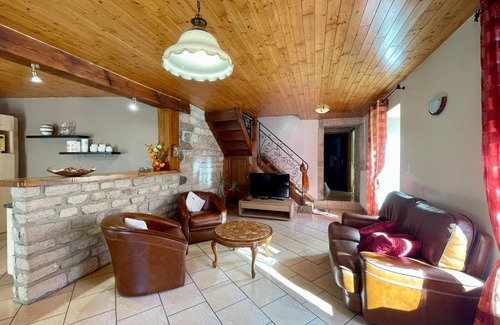 Saint-Germain-Laprade Casa | Gîte chaleureux avec cheminée près du Puy-en-Velay, idéal pour familles et séjours professionnels - FR-1-582-349