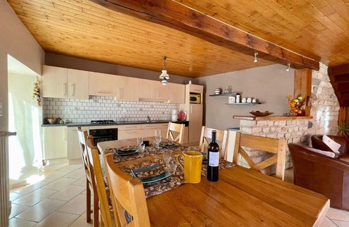 Saint-Germain-Laprade Casa | Gîte chaleureux avec cheminée près du Puy-en-Velay, idéal pour familles et séjours professionnels - FR-1-582-349