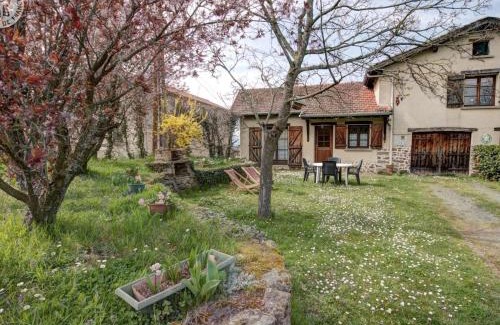 Saint-Medard-en-Forez Casa | Gîte chaleureux avec cheminée, grande terrasse, jeux pour enfants et promenades à dos d'ânes - FR-1-496-283