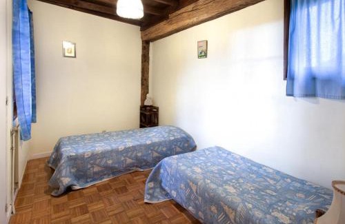 Saint-Medard-en-Forez Casa | Gîte chaleureux avec cheminée, grande terrasse, jeux pour enfants et promenades à dos d'ânes - FR-1-496-283