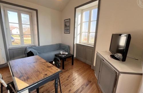 Saint-Andre-dʼApchon Casa | Gîte charmant avec piscine, jardin, et produits fermiers à Saint-André-d'Apchon - FR-1-496-142