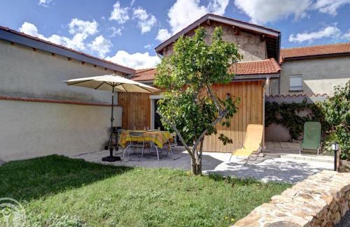 Balbigny Casa | Gîte confort à Balbigny : 2 chambres, terrasse, jeux, équipements modernes, charges incluses - FR-1-496-282