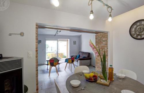 Balbigny Casa | Gîte confort à Balbigny : 2 chambres, terrasse, jeux, équipements modernes, charges incluses - FR-1-496-282