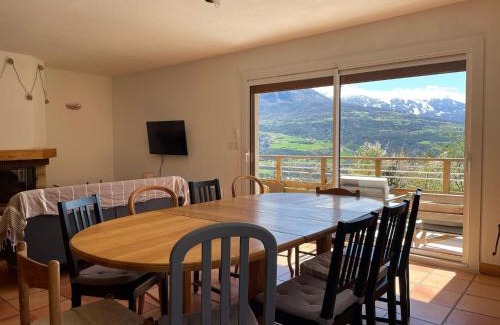 Embrun Casa | Gîte confort 15 couchages, vue panoramique Montagne Hautes Alpes, Terrasses