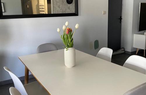 La Suze-sur-Sarthe Casa | Gîte confortable avec piscine, parking et Wi-Fi à La Suze-sur-Sarthe - FR-1-410-399