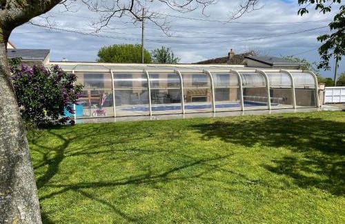 La Suze-sur-Sarthe Casa | Gîte confortable avec piscine, parking et Wi-Fi à La Suze-sur-Sarthe - FR-1-410-399