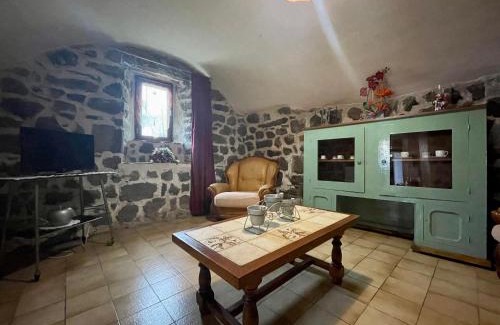 Lantriac Casa | Gîte confortable en hameau calme près du Puy en Velay – 2 chambres, équipement bébé, terrain fermé - FR-1-582-141