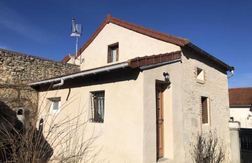 Saint-Bonnet-de-Rochefort Casa | Gîte cosy avec spa, grand jardin, proche de la rivière Sioule - idéal pour famille et relaxation - FR-1-489-342
