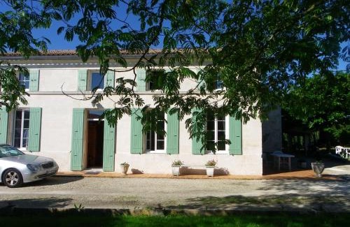 Gemozac Casa | Gîte cosy, sur jardin, terrasse privée, parking au calme en rdc