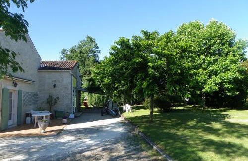 Gemozac Casa | Gîte cosy, sur jardin, terrasse privée, parking au calme en rdc