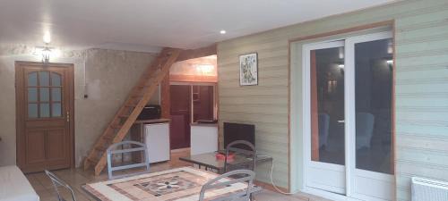 Gemozac Casa | Gîte cosy, sur jardin, terrasse privée, parking au calme en rdc