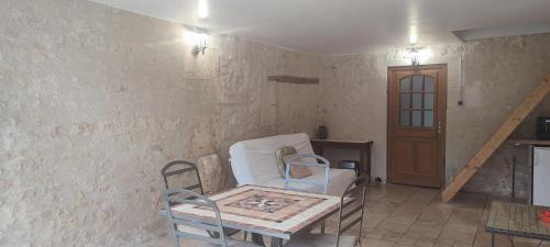 Gemozac Casa | Gîte cosy, sur jardin, terrasse privée, parking au calme en rdc