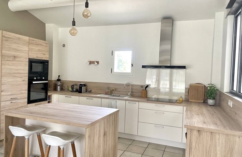 Roquemaure Casa | Gîte de 6 Personnes Avec Piscine au Coeur des Vignes