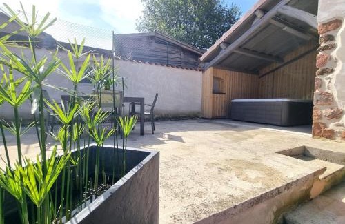 Notre-Dame-de-Boisset Casa | Gîte de charme avec SPA, terrasse, cheminée et cour, idéal pour un séjour zen à Notre-Dame-de-Boisset - FR-1-496-320