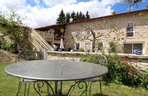 Saint-Georges-Lagricol Casa | Gîte de charme en Auvergne, cour fermée, jardins privés, BBQ, babyfoot, proche St Jacques de Compostelle - FR-1-582-232