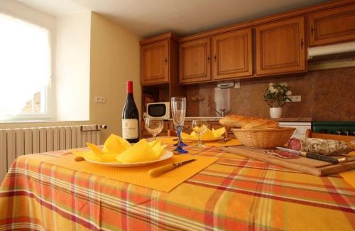 Saint-Georges-Lagricol Casa | Gîte de charme en Auvergne, cour fermée, jardins privés, BBQ, babyfoot, proche St Jacques de Compostelle - FR-1-582-232