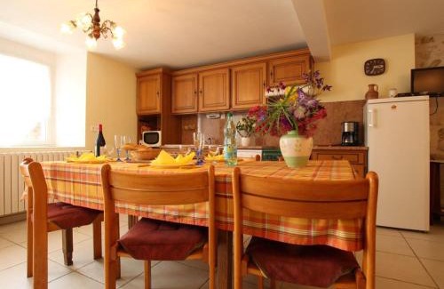 Saint-Georges-Lagricol Casa | Gîte de charme en Auvergne, cour fermée, jardins privés, BBQ, babyfoot, proche St Jacques de Compostelle - FR-1-582-232