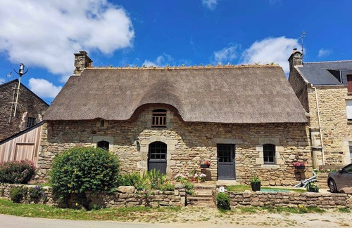La Chapelle-Neuve Casa | Gîte de la chaumière de Floranges, 6 pers. Pets welcome, forest walks.
