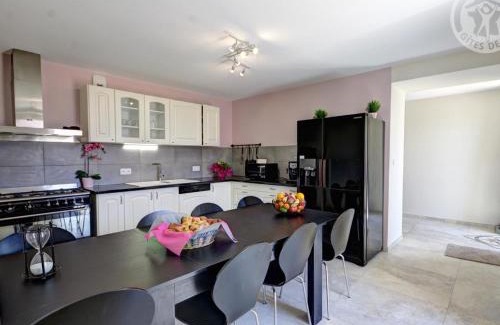 Pinay Casa | Gîte de luxe avec spa, piscine et sauna, animaux admis à Pinay - FR-1-496-274