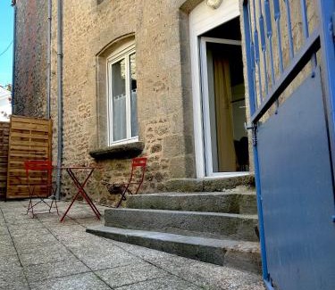 Saint-Pierre-des-Nids Casa | Gîte des halles : 4-6 pers. Maison de bourg.