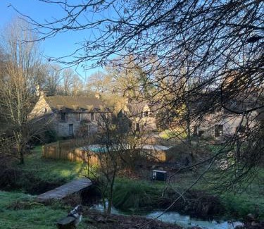 Noyal-Muzillac Apartamento | Gîte du Nid Beau Duplex tout confort, entouré de verdures, piscine chauffée de mi-mai à mi-sept