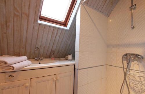 Saint-Jouin-de-Blavou Casa | Gîte familial avec grand jardin fleuri, cheminée et activités extérieures, proche Petite Cité de Caractère - FR-1-497-38