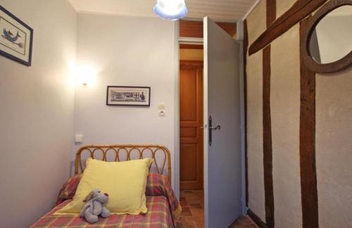Saint-Jouin-de-Blavou Casa | Gîte familial avec grand jardin fleuri, cheminée et activités extérieures, proche Petite Cité de Caractère - FR-1-497-38