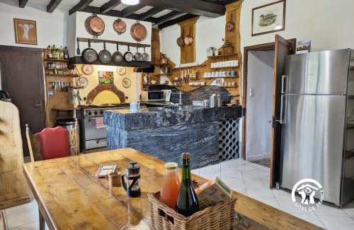 Gennes-sur-Glaize Casa | Gîte familial avec piscine couverte, animaux et grand jardin, tout inclus, jusqu'à 11 pers - FR-1-600-234