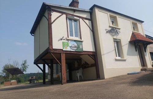 Serans Casa | Gîte familial au bord de l'Orne, au pied du château de Mesnil-Glaise