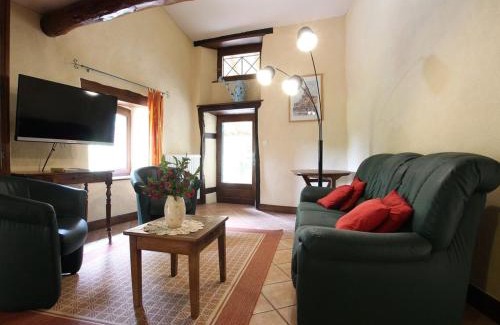 Villeneuve-dʼAllier Casa | Gîte familial avec grande terrasse à Auzat, proche baignades et sites historiques - FR-1-582-183