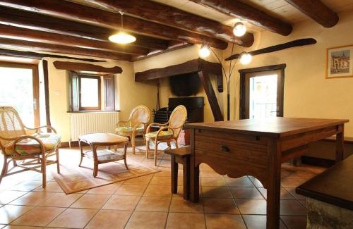 Villeneuve-dʼAllier Casa | Gîte familial avec grande terrasse à Auzat, proche baignades et sites historiques - FR-1-582-183