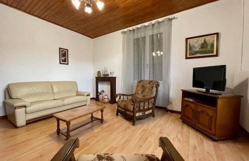 Solignac-sur-Loire Casa | Gîte familial paisible, proche Gorges de la Loire, avec cour fermée, 3 chambres, équipements bébé - FR-1-582-116